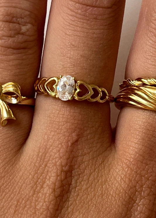 24Kae Ring with colored stone and heartshaped details