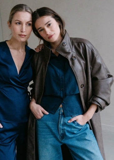 Aimee the Label LeahA5 longsleeve blouse marine en white