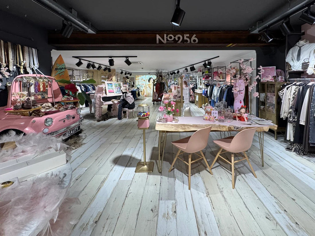Wat onderscheidt Boutique No256 van andere kledingzaken in de buurt