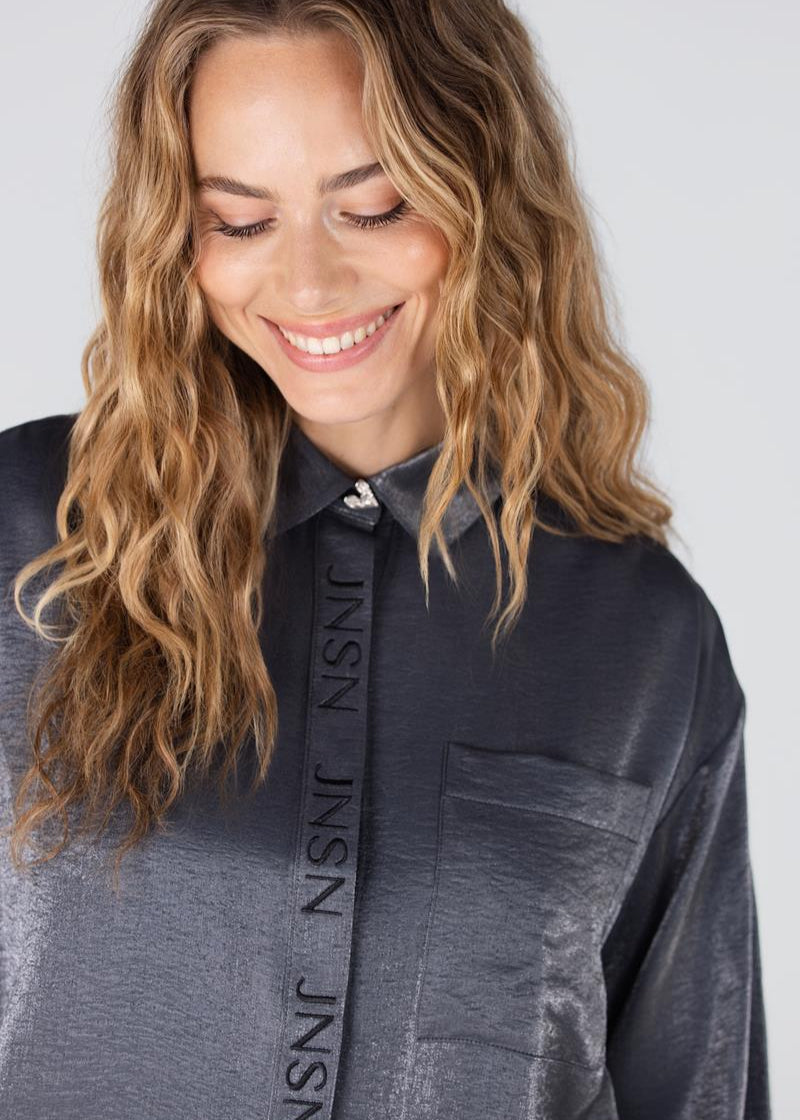 Jansen Amsterdam Lieke glans blouse met geborduurd logo - Antraciet