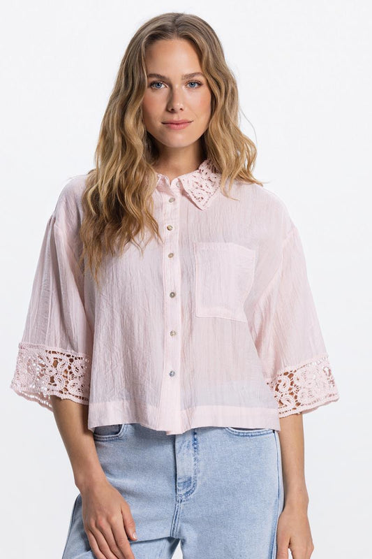 Jansen Amsterdam Phebe blouse met crochet details in Lichtroze