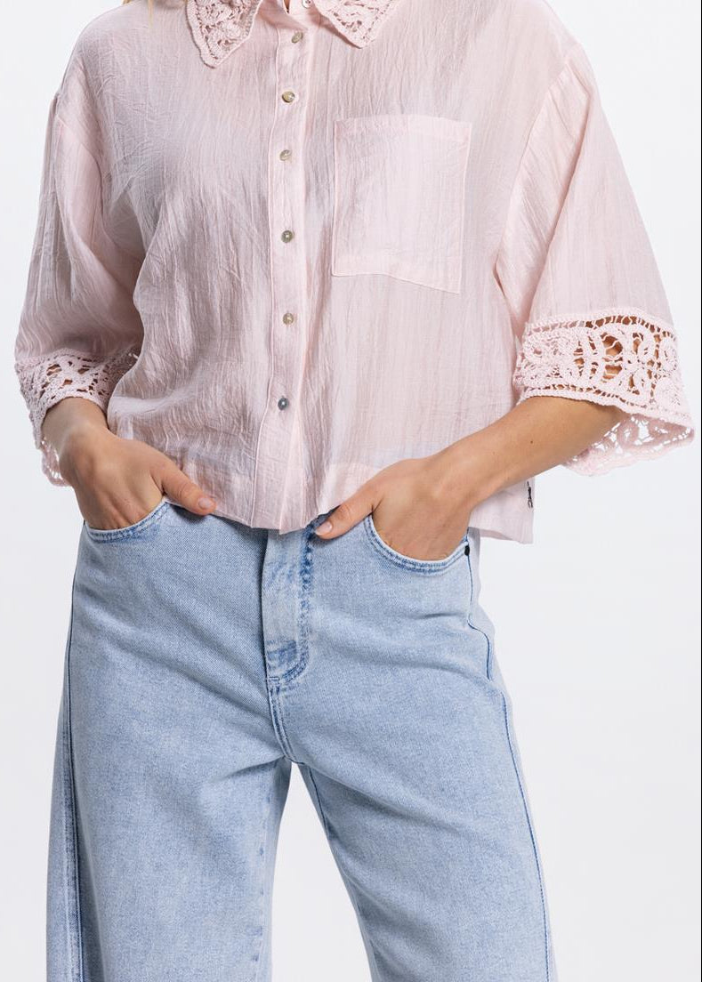 Jansen Amsterdam Phebe blouse met crochet details in Lichtroze