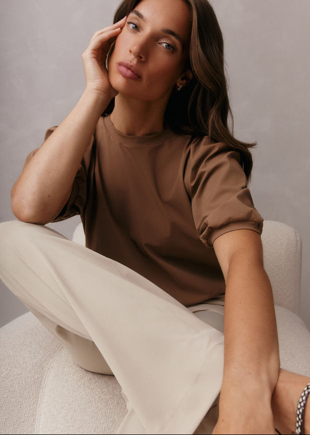Lady Day – Amie Travelstof Top – Mocha