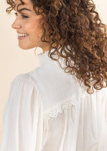 Afbeelding in Gallery-weergave laden, Label Dot blouse offwhite en licht blauw
