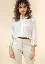 Afbeelding in Gallery-weergave laden, Label Dot blouse offwhite en licht blauw
